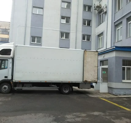 Вантажне таксі чи власний транспорт: що вигідніше для переїзду