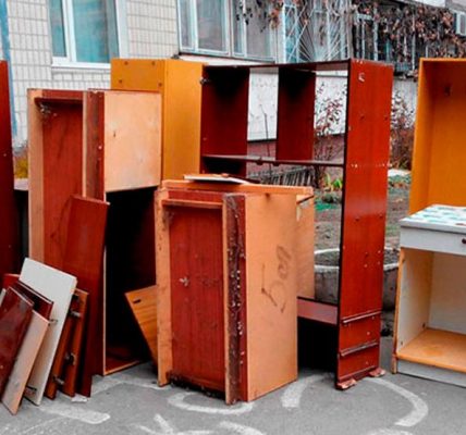 Вивезення старих меблів: як позбутися мотлоху без зайвих зусиль і порушень