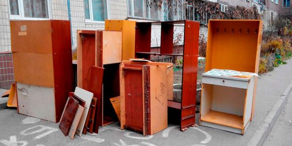 Вивезення старих меблів: як позбутися мотлоху без зайвих зусиль і порушень